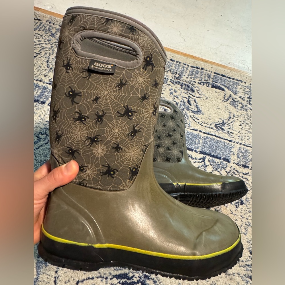 BOGS Waterproof Kids Green Spider Boots. Size 6